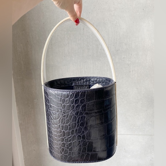 STAUD Handbags - ❤️Staud Bissett Leather Bucket Bag❤️